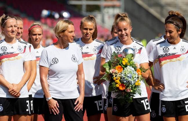 Kassel, Germany, 31 08 2019, Womens European Championship Qualification, Germany Montenegro, Coach Martina Voss Tecklenburg GER and Giulia Gwinn GER receive the FIFA Award, FIFA Young Player Award, Defodi 01001219810 Defodi-001 Foto als RAW NEF verfuegbar