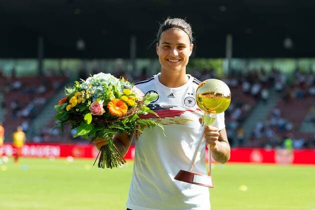 Kassel, Germany, 31 08 2019, Womens European Championship qualification, Germany Montenegro, Dzsenifer Marozsan GER receives the award, Footballer of the Year 2019, Defodi 01001219813 Defodi-001 Foto als RAW NEF verfuegbar