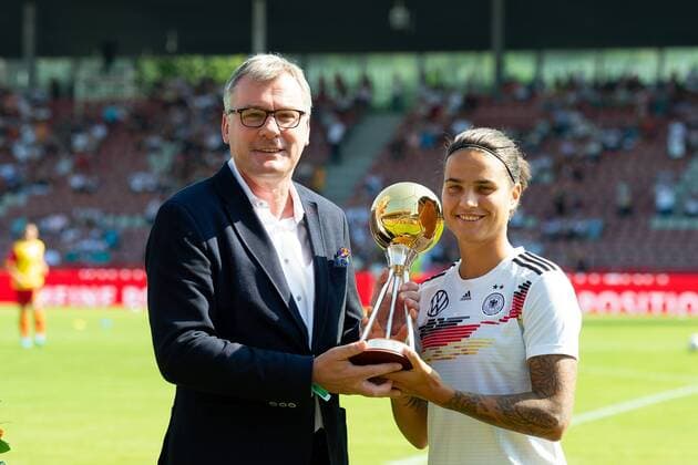 Bilder des Jahres 2019, Sport 08 August Sport Bilder des Tages Kassel, Germany, 31.08.2019, Frauen Europameisterschaft Qualifikation, Deutschland - Montenegro, Joerg Jakob, kicker-Chefredakteur und Dzsenifer Marozsan (GER) erhaelt die Auszeichnung, Fussballerin des Jahres 2019, ( Defodi-01001219812 *** Kassel, Germany, 31 08 2019, Womens European Championship qualification, Germany Montenegro, Joerg Jakob, kicker editor-in-chief and Dzsenifer Marozsan GER receives the award, Footballer of the Year 2019, Defodi 01001219812 Defodi-001 Foto als RAW NEF verfuegbar