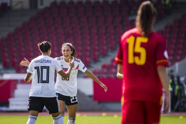 GER, DFB Women, EM Qualification, Germany vs Montenegro 31 08 2019, Auestadion, Kassel, GER, DFB Women, EM Qualification, Germany vs Montenegro , DFB REGULATIONS PROHIBIT ANY USE OF PHOTOGRAPHS AS IMAGE SEQUENCES AND OR QUASI VIDEO in picture shows Sara Doorsoun DFB Women 23 cheers with Dzsenifer Marozsan DFB Women 10 about her goal to the 5 0th place, nordphotox xRauch nph00251