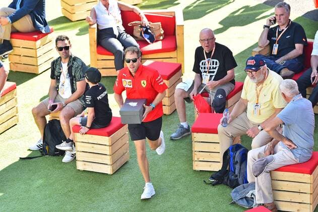 31 08 2019, xekx, Motorsport FIA Formula 1, Grand Prix of Belgium 2019 Qualifying emspor, Sebastian Vettel Ferrari runs undetected past spectators DFL DFB REGULATIONS PROHIBIT ANY USE OF PHOTOGRAPHS as IMAGE SEQUENCES and or QUASI VIDEO Spa eel-fotografie Eberhard Krieger