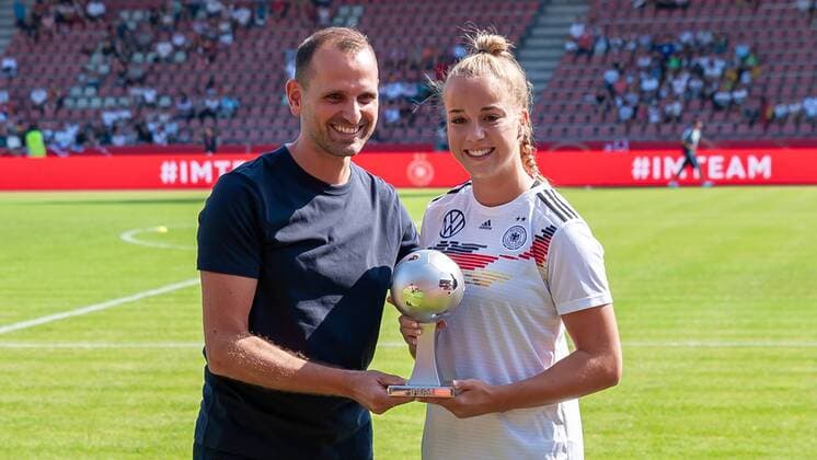 The Sports Director National Teams Panagiotis Chatzialexiou Joti and Giulia Gwinn Germany, 15 re at the award, honored as the best young player of the FIFA Womens World Cup 2019, THE DFB RICHTLINEN UNTERSAGEN ANY USE OF PHOTOGRAPHS AS IMAGE SEQUENCES AN OR QUASI VIDEO , 31 08 2019, Kassel Germany , football, EM qualification women, Germany Montenegro xobx