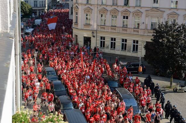 Bilder des Jahres 2019, Sport 08 August Sport Bilder des Tages Fussball, Herren, Saison 2019 2020, 1. Bundesliga, 1. FC Union Berlin - Borussia Dortmund, Marsch der Fans von Union von der Altstadt Köpenick zum Stadion, in der Altstadt, 31.08. 2019, *** Soccer, men, season 2019 2020, 1 Bundesliga, 1 FC Union Berlin Borussia Dortmund, march of the fans of Union from the old town Köpenick to the stadium, in the old town, 31 08 2019, Copyright: xMatthiasxKochx