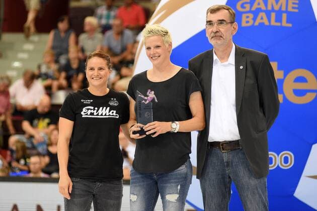 li Anna Loerper mi Clara Woltering receives first HBF Award re Andreas Thiel Chief Executive Officer of HBF DHB, Handbal, Women, HBF , Super Cup , Ludwigsburg, 31 08 2019, Photo TBaur Eibner SG BBM Bietigheim vs Thueringer HC Ludwigsburg Copyright: xEIBNER TobiasxBaurx EP_TBR