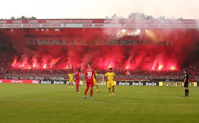 Bilder des Jahres 2019, Sport 08 August Feuerwerk Pyrotechnik auf der Waldseite Fußball Fussball DFL Bundesliga Herren Saison 2019 2020 31.08.2019 1.FC Union Berlin FCU vs. BVB Borussia Dortmund DFL regulations prohibit any use of photographs as image sequences and or quasi-video. *** fireworks pyrotechnics on the forest side sports football football DFL Bundesliga men season 2019 2020 31 08 2019 1 FC Union Berlin FCU vs BVB Borussia Dortmund DFL regulations prohibit any use of photographs as image sequences and or quasi video