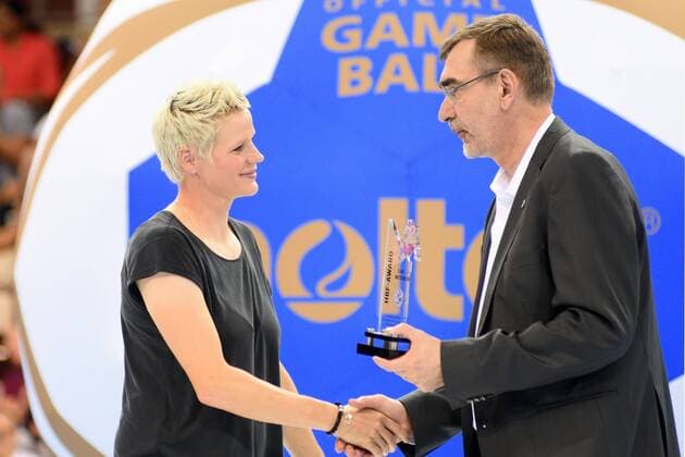 li Clara Woltering receives first HBF Award from Andreas Thiel Chief Executive Officer of HBF re DHB, Handbal, Frauen, HBF , Super Cup , Ludwigsburg, 31 08 2019, Photo TBaur Eibner SG BBM Bietigheim vs Thueringer HC Ludwigsburg Copyright: xEIBNER TobiasxBaurx EP_TBR