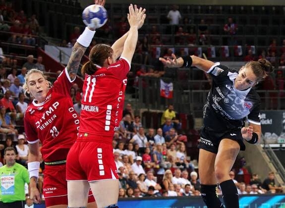 18 05 2019, Germany, Ludwigsburg, Handball 1 Bundesliga Women, Season 2019 2020 HBF Supercup 2019, SG BBM Bietigheim vs. Thuringia HC v l Luisa Schulze BBM , Laura von der Heijden BBM , Emily Bölk THC