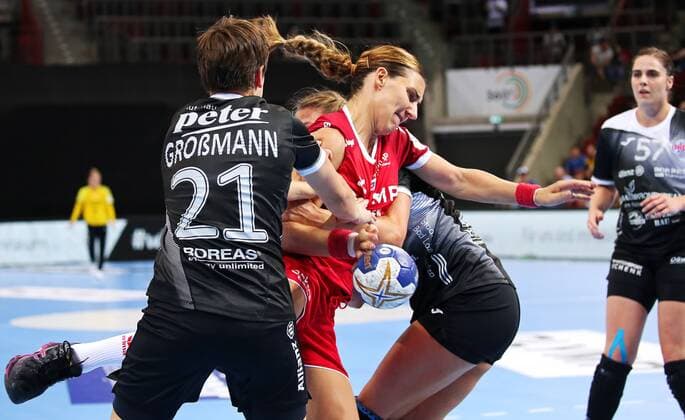 18 05 2019, Germany, Ludwigsburg, Handball 1 Bundesliga Women, Season 2019 2020 HBF Supercup 2019, SG BBM Bietigheim vs Thüringer HC v l Ina Großmann THC , Karolina Kudlacz Gloc BBM , Alicia Stolle THC