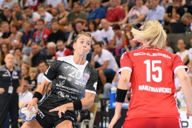 Emily Boelk Thueringer HC 20 against Kim Naidzinavicius SG BBM Bietigheim 15 DHB, Handbal, Women, HBF , Super Cup , Ludwigsburg, 31 08 2019, Photo TBaur Eibner SG BBM Bietigheim vs. Thueringer HC Ludwigsburg Copyright: xEIBNER TobiasxBaurx EP_TBR