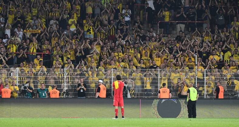 Bilder des Jahres 2019, Sport 08 August Sport Bilder des Tages Fussball, Herren, Saison 2019 2020, 1. Bundesliga, 1. FC Union Berlin - Borussia Dortmund, Fans aus Dortmund feiern nach Abpfiff Neven Subotic (1. FC Union Berlin), 31.08. 2019, *** Soccer, Men, Season 2019 2020, 1 Bundesliga, 1 FC Union Berlin Borussia Dortmund, Fans from Dortmund celebrate after the final whistle Neven Subotic 1 FC Union Berlin , 31 08 2019, Copyright: xMatthiasxKochx