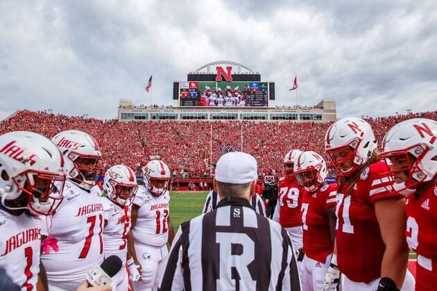 Bilder des Jahres 2019, Sport 08 August August 30, 2019 - Lincoln, NE. U.S. - Nebraska Cornhuskers captains and South Alabama captains at center field for the coin toss before a NCAA, College League, USA Division 1 football game between South Alabama Jaguars and the Nebraska Cornhuskers at Memorial Stadium in Lincoln, NE. .Attendance: 89,502.Nebraska won 35-21. Cal Media NCAA Football 2019: South Alabama vs Nebraska AUG 30 - ZUMAc04_ 20190831_zaf_c04_197 Copyright: xMichaelxSpomerx
