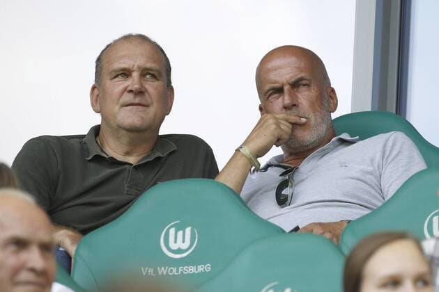 31.08.2019, Volkswagen Arena, Wolfsburg, Ligaspiel, 1. Bundesliga, VfL Wolfsburg vs SC Paderborn 07, im Bild Joerg Schmadtke (Geschaeftsfuehrer Wolfsburg) zusammen mit Michael Frontzeck auf der Tribuene DFL regulations prohibit any use of photographs as image sequences and or quasi-video. VfL Wolfsburg vs SC Paderborn 07 *** 31 08 2019, Volkswagen Arena, Wolfsburg, Ligaspiel, 1 Bundesliga, VfL Wolfsburg vs SC Paderborn 07, in the picture Joerg Schmadtke Managing Director Sport, Wolfsburg together with Michael Frontzeck on the tribuene DFL regulations prohibit any use of photographs as image sequences and or quasi video VfL Wolfsburg vs SC Paderborn 07
