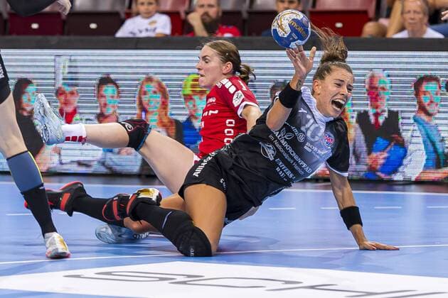 Ludwigsburg, Germany 31 August 2019 HBF Supercup 2019 SG BBM Bietigheim vs Thueringer HC v li Laura van der Heijden Bietigheim , Emily Bölk Boelk Thueringer HC Ludwigsburg MHP Arena Baden Württemberg Germany