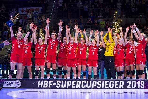 Ludwigsburg, Germany 31 August 2019 HBF Supercup 2019 SG BBM Bietigheim vs. Thueringer HC the team of Bietigheim, Kim Naidzinavicius Bietigheim with the Supercup, final cheers final cheers emotion joy Ludwigsburg MHP Arena Baden Württemberg Germany