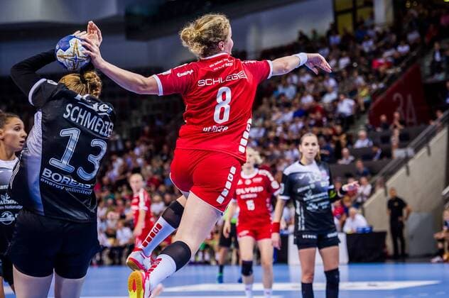 HBF Supercup 2019 SG BBM Bietigheim Thueringer HC Amelie Berger 8 SG BBM Bietigheim li Meike Schmelzer 13 Thueringer HC playing in the HBF Supercup, SG BBM Bietigheim Thueringer HC Bietigheim 31 08 19 Handball HBF Supercup , Bietigheim Baden Wuerttemberg Germany