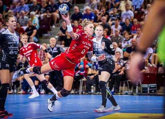HBF Supercup 2019 SG BBM Bietigheim Thueringer HC Luisa Schulze 13 SG BBM Bietigheim li Emily Boelk 20 Thueringer HC at the game in the HBF Supercup, SG BBM Bietigheim Thueringer HC Bietigheim 31 08 19 Handball HBF Supercup , Bietigheim Baden Wuerttemberg Germany