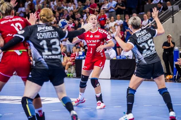 HBF Supercup 2019 SG BBM Bietigheim Thueringer HC Maura Visser 3 SG BBM Bietigheim li Luisa Schulze 13 SG BBM Bietigheim Meike Schmelzer 13 Thueringer HC re Lydia Jakubisova 28 Thueringer HC at the game in the HBF Supercup, SG BBM Bietigheim Thueringer HC Bietigheim 31 08 19 Handball HBF Supercup , Bietigheim Baden Wuerttemberg Germany