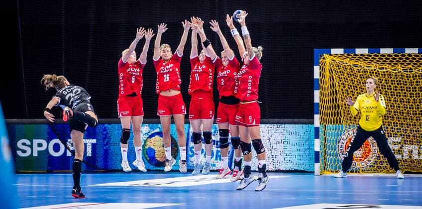 HBF Supercup 2019 SG BBM Bietigheim Thueringer HC last free throw at the end of the official season by Emily Boelk 20 Thueringer HC in goal Dinah Eckerle 12 SG BBM Bietigheim at the HBF Supercup, SG BBM Bietigheim Thueringer HC Bietigheim 31 08 19 Handball HBF Supercup , Bietigheim Baden Wuerttemberg Germany