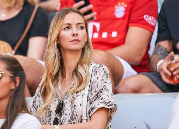 Sven ULREICH, FCB 26 goalkeeper wife Lisa mit daughter Malia FC BAYERN MUNICH - FSV MAINZ 05 6-1 - DFL REGULATIONS PROHIBIT ANY USE OF PHOTOGRAPHS as IMAGE SEQUENCES and or QUASI-VIDEO - 1.German Soccer League , Munich, August 31, 2019 Season 2019 2020, matchday 03, FCB, München