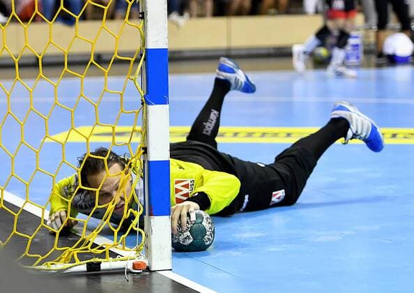 Sport Bilder des Tages 01.09.2019, xlakx, Handball Bundesliga, Fuechse Berlin - HC Erlangen emspor, v.l.am Boden liegend mit Ball Carsten Lichtlein(HC Erlangen 1) Berlin *** 01 09 2019, xlakx, Handball Bundesliga, Fuechse Berlin HC Erlangen emspor, v l lying on the ground with Ball Carsten Lichtlein HC Erlangen 1 Berlin
