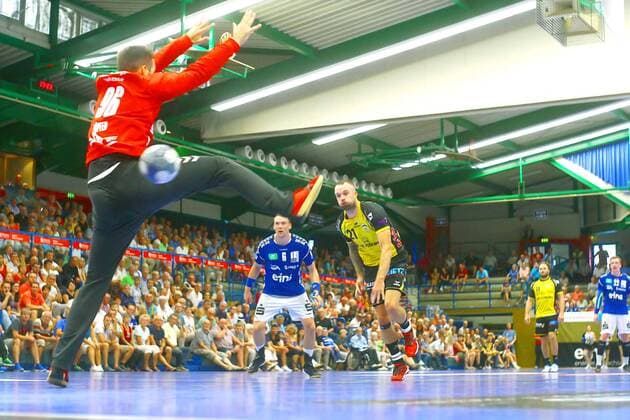 Per Siebenmeter Florian Billek Coburg Goalkeeper Eric Töpfer Aue Handball 2 Liga 2019 20 EHV Aue HSC 2000 Coburg am 1 9 2019 EHV Aue HSC 2000 Coburg