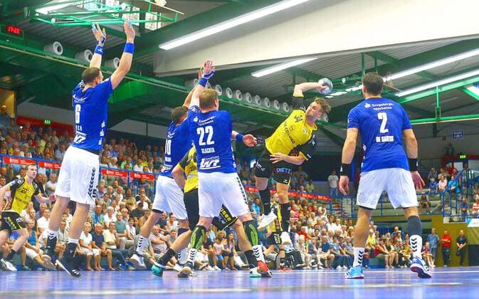 Goal throw by Tobias Varvne Coburg further from left Kevin Roch Aue , Adrian Kammlodt Aue , Petr Slachta Aue and Gabriel De Santis Aue Handball 2 Liga 2019 20 EHV Aue HSC 2000 Coburg am 1 9 2019 EHV Aue HSC 2000 Coburg