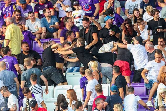 Bilder des Jahres 2019, Sport 09 September Sport Bilder des Tages SOCCER - BL, A.Wien vs Rapid VIENNA,AUSTRIA,01.SEP.19 - SOCCER - tipico Bundesliga, FK Austria Wien vs SK Rapid Wien. Image shows fans fighting each other. Keywords: Wien Energie. GEPAxpictures xPhilippxBrem