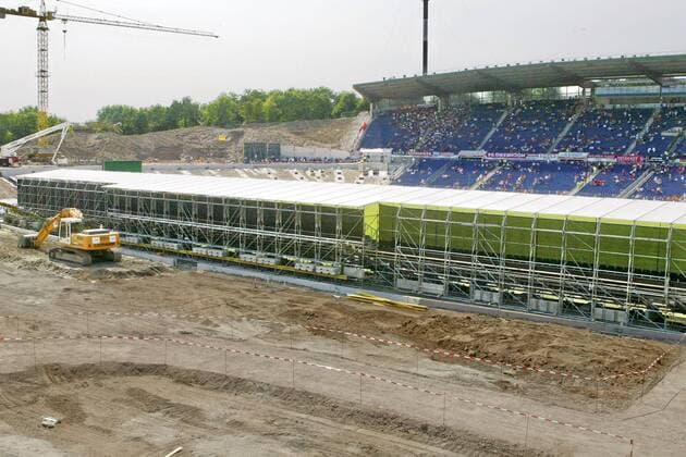 From 1 BL Season 2003 04 Hannover 96 Red Black Black against Bayern Munich 3 3 on 09 08 2003 in Niedersachsen Stadion In photo Conversion Niedersachsenstadion in AWD Arena
