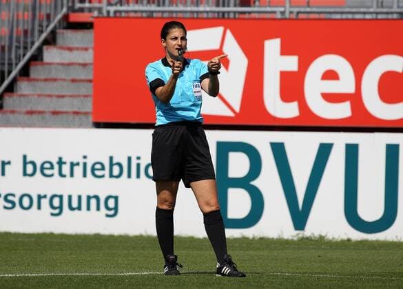 v li Referee Riem Hussein gives instructions, gesticulate, gesticulate with her arms, gives instructions, gesticulate, clipping, single picture, action, 31 08 2019, Würzburg Germany , Football, 3 League, FC Würzburger Kickers FSV Zwickau, DFB DFL REGULATIONS PROHIBIT ANY USE OF PHOTOGRAPHS AS IMAGE SEQUENCES AND OR QUASI VIDEO xfskrx