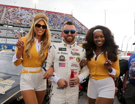 Bilder des Jahres 2019, Sport 09 September Sport Bilder des Tages DARLINGTON, SC - SEPTEMBER 01: Austin Dillon, Richard Childress Racing, Chevrolet American Ethanol (3) with wife Whitney and Mariel lane Swan during the running of the 70th annual Bojangles Southern 500 on September 1, 2019 at Darlington Raceway in Darlington, South Carolina (Photo by Jeff Robinson Icon Sportswire) AUTO: SEP 01 Monster Energy NASCAR, Motorsport, USA Cup Series - Bojangles Southern 500 Icon190901217500
