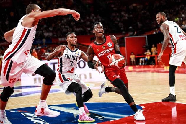 Bilder des Jahres 2019, Sport 09 September Sport Bilder des Tages Dennis Schroder, right, of Germany national basketball team passes the ball against players of France national basketball team in the first found match of group G during the 2019 FIBA Basketball World Cup in Shenzhen city, south China s Guangdong province, 1 September 2019. Orlando Magic shooting guard Evan Fournier s super performance helped France beat Germany 78-74 in a Group G encounter at the FIBA basketball World Cup on Sunday (1 September 2019). France edges Germany 78-74 in FIBA basketball World Cup  745578452641513484
