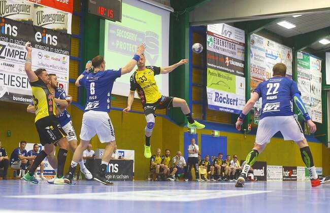 Girts Lilienfelds Coburg further from left Marcel Timm Coburg , Franz Schauer Aue , Kevin Roch Aue and Petr Slachta Aue Handball 2 Liga 2019 20 EHV Aue HSC 2000 Coburg 33 25 am 1 9 2019 EHV Aue HSC 2000 Coburg