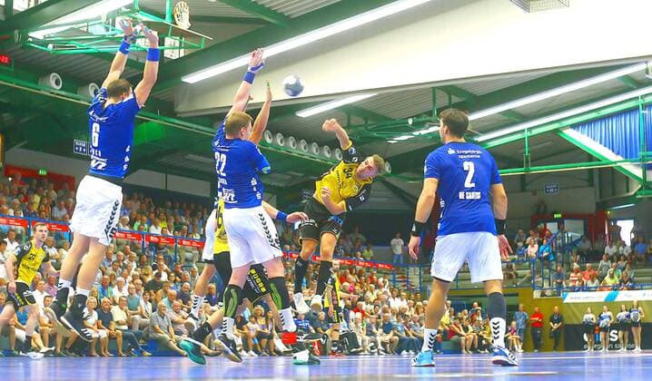 Goalscoring by Tobias Varvne Coburg further from left Kevin Roch Aue , Petr Slachta Aue and Gabriel De Santis Aue Handball 2 Liga 2019 20 EHV Aue HSC 2000 Coburg 33 25 am 1 9 2019 EHV Aue HSC 2000 Coburg