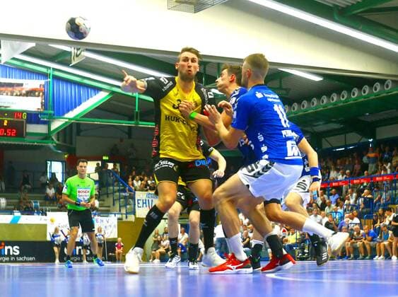 Tobias Varvne Coburg , right Benas Petreikis Aue and Adrian Kammlodt Aue Handball 2 League 2019 20 EHV Aue HSC 2000 Coburg 33 25 on 1 9 2019 EHV Aue HSC 2000 Coburg