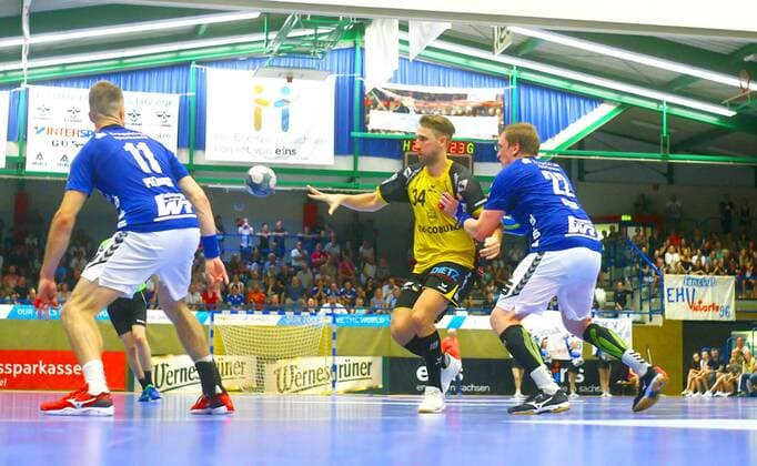 Tobias Varvne Coburg , left Benas Petreikis Aue , right Petr Slachta Aue Handball 2 League 2019 20 EHV Aue HSC 2000 Coburg 33 25 on 1 9 2019 EHV Aue HSC 2000 Coburg