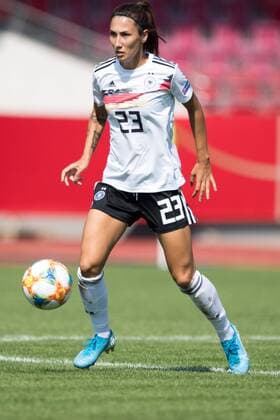 Sara DOORSOUN D with ball, single action with ball, action, whole figure, portrait format, football country play, women, EM qualification, Germany GER Montenegro MNE 10 0, on 31 08 2019 in Kassel Germany Â