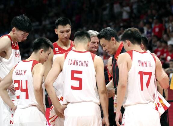(190902) -- BEIJING, Sept. 2, 2019 -- Li Nan (2nd L), head coach of China, gives instructions during the group A match between China and Poland at the 2019 FIBA World Cup in Beijing, capital of China, on Sept. 2, 2019. ) (SP)CHINA-BEIJING-BASKETBALL WM FIBA WORLD CUP-GROUP A-CHN VS POL(CN) MengxYongmin 