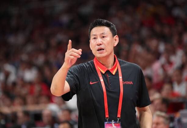 (190902) -- BEIJING, Sept. 2, 2019 -- Li Nan, head coach of China, gives instructions during the group A match between China and Poland at the 2019 FIBA World Cup in Beijing, capital of China, on Sept. 2, 2019. ) (SP)CHINA-BEIJING-BASKETBALL WM FIBA WORLD CUP-GROUP A-CHN VS POL(CN) MengxYongmin 