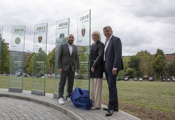Inauguration of the 10 Stele at the Ball of Fame Handball Final 4 Lanxess Arena Cologne Germany Date 03 09 2019 Left Sergej Samsonenko HC Vardar Skopje Middle Elfi Scho Antwerpes Right Michael Wiederer EHF