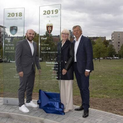 Inauguration of the 10 Stele at the Ball of Fame Handball Final 4 Lanxess Arena Cologne Germany Date 03 09 2019 Left Sergej Samsonenko HC Vardar Skopje Middle Elfi Scho Antwerpes Right Michael Wiederer EHF