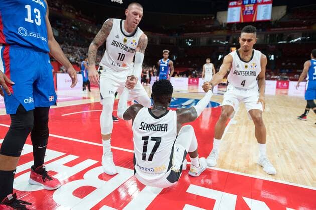 Basketball Shenzhen 03.09.2019 FIBA Basketball Weltmeisterschaften World Cup WM Weltmeisterschaft Deutschland (GER) - Dominikanische Republik (DOM) Daniel Theis (Deutschland, No.10) und Maodo Lo (Deutschland, No.04) helfen Dennis Schröder Schroeder (Deutschland, No.17) Schröder Schroder auf die Beine *** Basketball Shenzhen 03 09 2019 FIBA Basketball World Championships World Cup World Championship Germany GER Dominican Republic DOM Daniel Theis Germany, No 10 and Maodo Lo Germany, No 04 help Dennis Schröder Schroeder Germany, No 17 Schröder Schroder on their feet