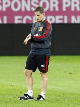 Entrenamiento de la seleccion espanola. En la imagen, Robert Moreno. Spanish national football team training session. In this picture, Robert Moreno. 