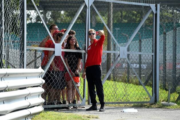 FORMULA 1 GRAN PREMIO HEINEKEN D ITALIA 2019 05 09 2019, Autodromo Nazionale di Monza, Monza, FORMULA 1 GRAN PREMIO HEINEKEN D ITALIA 2019, in the picture Sebastian Vettel GER 5 , Scuderia Ferrari Mission Winnow goes with his engineers across the track, makes a selfie with the waiting fans nordphotoxBratic nph00250