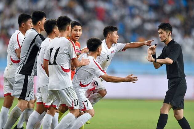 Bilder des Jahres 2019, Sport 09 September Sport Themen der Woche KW36 Sport Bilder des Tages (190905) -- HUANGSHI(HUBEI), Sept. 5, 2019 -- Players of the Democratic People s Republic of Korea (DPRK) U22 national team, Nationalteam argue with referee during the match against China U22 National Team at the CFA Team China International Friendly, Länderspiel, Nationalmannschaft Match Huangshi 2019 in Huangshi, central China s Hubei Province, Sept. 5, 2019. ) (SP)CHINA-HUANGSHI-FOOTBALL-CFA TEAM CHINA INTERNATIONAL FRIENDLY MATCH-CHN VS DPRK XiongxQi 