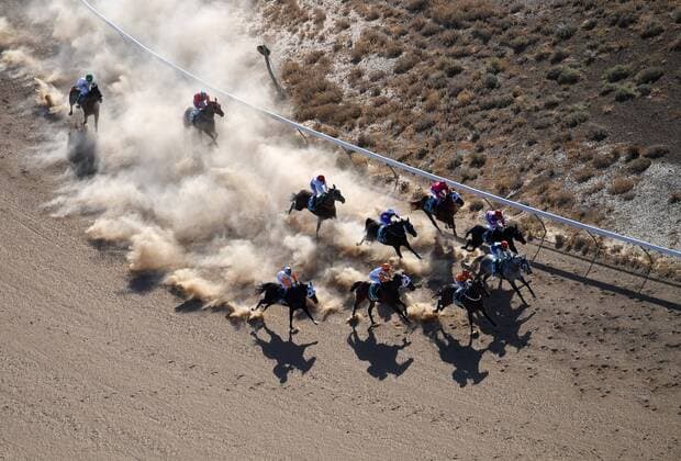 Bilder des Jahres 2019, Sport 09 September Sport Themen der Woche KW36 Sport Bilder des Tages BIRDSVILLE RACES, An aerial view of the field during race 6, the Road Tech marine Open Handicap, at the Birdsville Races in Birdsville, Queensland, Friday, September 6, 2019. Birdsville is situated on the edge of the Simpson Desert, 1590 kms west of Brisbane and its normal population of around 100 people swells to a crowd of more than 6000 over the Birdsville Cup racing weekend. ( NO ARCHIVING, EDITORIAL USE ONLY, NO USE IN BOOKS WITHOUT CONSENT BIRDSVILLE QLD AUSTRALIA  Copyright: xDANxPELEDx 20190906001416951958