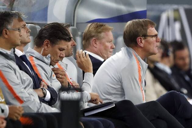 (L-R) Holland doctor Edwin Goedhart, Holland goalkeeper trainer Patrick Lodewijks with an iPad, Holland assistant trainer Kees van Wonderen, Holland coach Ronald Koeman, Holland assistant trainer Dwight Lodeweges during the UEFA EURO, EM, Europameisterschaft,Fussball 2020 qualifier group C qualifying match between Germany and The Netherlands at Volkspark stadium on September 06, 2019 in Hamburg, Germany UEFA EURO 2020 qualifier group C 2019 2020 xVIxVIxImagesx xMauricexvanxSteenxIVx 201701803