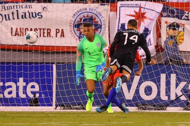 EAST RUTHERFORD, NJ - SEPTEMBER 06: Mexico forward Javier Hernandez (14) heads the ball passed the United States goalkeeper Zack Steffen (1) during the first half of the International Friendly, Länderspiel, Nationalmannschaft soccer game between the the United States and Mexico on September 6, 2019 at LetLife Stadium in East Rutherford, NJ. (Photo by Rich Graessle Icon Sportswire) SOCCER: SEP 06 USA v Mexico Icon1909062382