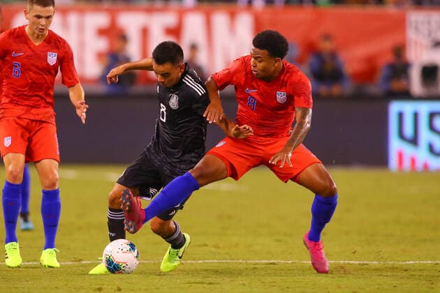 EAST RUTHERFORD, NJ - SEPTEMBER 06: Mexico midfielder Carlos Rodriguez (8) battles United States midfielder Weston Mckennie (8) during the first half of the International Friendly, Länderspiel, Nationalmannschaft soccer game between the the United States and Mexico on September 6, 2019 at LetLife Stadium in East Rutherford, NJ. (Photo by Rich Graessle Icon Sportswire) SOCCER: SEP 06 USA v Mexico Icon1909062403