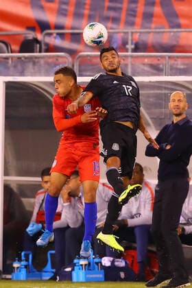 EAST RUTHERFORD, NJ - SEPTEMBER 06: Mexico forward Jesus Manuel Corona (17) heads the ball against United States defender Sergino Dest (18) during the first half of the International Friendly, Länderspiel, Nationalmannschaft soccer game between the the United States and Mexico on September 6, 2019 at LetLife Stadium in East Rutherford, NJ. (Photo by Rich Graessle Icon Sportswire) SOCCER: SEP 06 USA v Mexico Icon1909062414