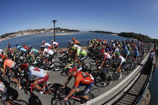 The pack cycles in San Vicente de la Barquera, Cantabria, Spain, during the 14th stage of the Spanish cycling Vuelta, 07 September 2019. The 14th stage is a 188km route from San Vicente de la Barquera in Cantabria to Oviedo in Asturias. Spanish cycling Vuelta !ACHTUNG: NUR REDAKTIONELLE NUTZUNG!  Copyright: xJavierxLizonx GRAF7693 20190907-637034583747585367